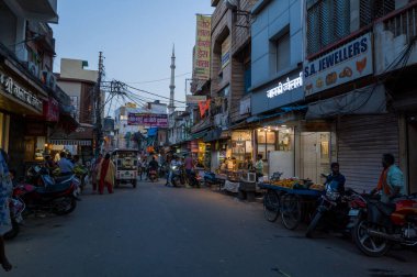 Lucknow, Inde - 03 16 2024: Lucknow, Hindistan, Lucknow, Uttar Pradesh, Lucknow 'da şehir merkezi, güneşli bir günde. .