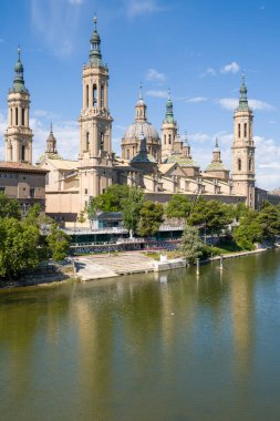 Zaragoza, Espagne - 05: 11: 2024: Güneşli bir günde, Zaragoza, İspanya, Aragon, Zaragoza 'daki Meryem Ana ve Ebro Nehri Bazilikası. .
