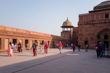 Agra, Inde - 03 11 2024: Agra Kalesi 'ndeki Jahangir Sarayı' nın terası, Agra, Hindistan, Uttar Pradesh, Agra, yazın güneşli bir günde. .