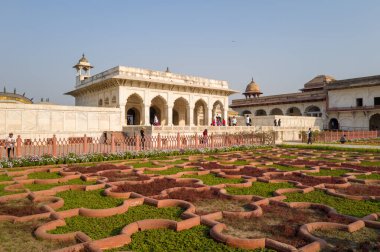 Agra, Inde - 03 11 2024: Agra Kalesi, Hindistan, Agra, Uttar Pradesh, Agra, Agra 'daki Beyaz Pavyon ve Anguri Bagh Bahçeleri. .