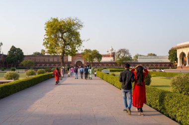 Agra, Inde - 03 11 2024: Bahçeler ve Agra Kalesi, Hindistan, Uttar Pradesh, Agra, Uttar Pradesh, Agra 'daki Diwan-I-Am seyirci salonu, güneşli bir yaz gününde. .