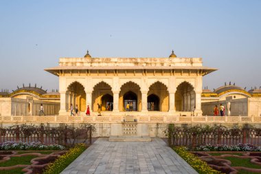 Agra, Inde - 03 11 2024: Agra Kalesi, Hindistan, Agra, Uttar Pradesh, Agra, Agra 'daki Beyaz Pavyon ve Anguri Bagh Bahçeleri. .