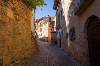 Alquezar, Espagne - 05 06 2024: Avrupa, İspanya, Aragon, Alquezar şehir merkezindeki ara sokak, güneşli bir günde. .