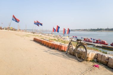 Prayagraj, Inde - 03: 21: 2024: Güneşli bir günde, Asya, Hindistan 'daki Sangam, Uttar Pradesh, Prayagraj' da nehir kıyısında bisiklet sürmek. .