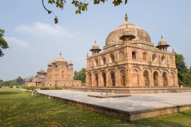 Prayagraj, Inde - 03: 21: 2024: Güneşli bir günde, Hindistan, Asya, Uttar Pradesh ve Prayagraj 'daki Khusro Bagh mozolesindeki mezarlar. .
