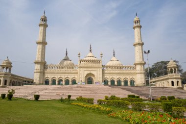 Lucknow, Inde - 03 16 2024: İmabara Bara 'nın Aasifi Mescid' i Lucknow, Hindistan, Uttar Pradesh, Lucknow 'da güneşli bir günde yaz mevsimi. .