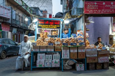 Lucknow, Inde - 03 16 2024: Lucknow, Asia, India, Uttar Pradesh, Lucknow 'da şehir merkezi, güneşli bir günde. .