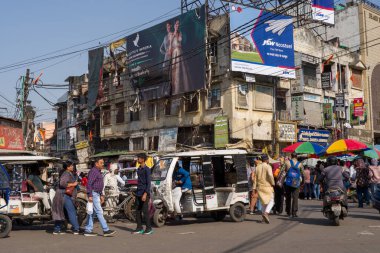 Lucknow, Inde - 03: 15 2024: Eski şehrin Lucknow, Hindistan, Uttar Pradesh, Lucknow 'daki ara sokağı, güneşli bir günde. .
