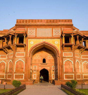 Agra, Inde - 03 11 2024: Agra Kalesi 'ndeki Jahangir Sarayı girişi, Agra, Hindistan, Uttar Pradesh, Agra, yazın güneşli bir günde. .