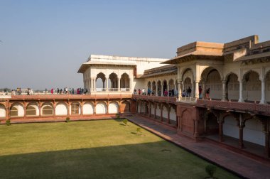 Agra, Inde - 03 11 2024: Agra Kalesi Agra, Hindistan, Uttar Pradesh, Agra, Agra 'da Machchi Bhawan' ın avlusu, güneşli bir yaz gününde. .
