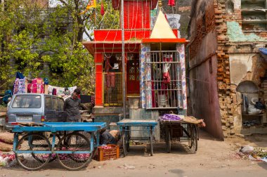 Prayagraj, Inde - 03-21-2024: Güneşli bir günde, Asya, Hindistan, Uttar Pradesh, Prayagraj 'daki Prayagraj caddesindeki tapınak. .