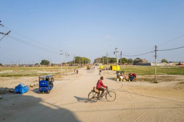 Prayagraj, Inde - 03-21-2024: Güneşli bir günde, Asya, Hindistan, Uttar Pradesh, Prayagraj 'daki Sangam' a doğru yürüyüş alanı. .