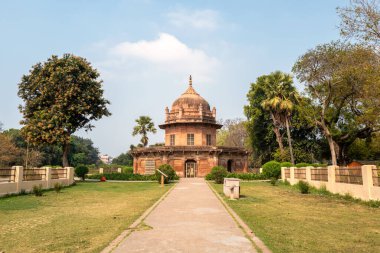 Prayagraj, Inde - 03-21-2024: Güneşli bir yaz gününde, Asya, Hindistan, Uttar Pradesh, Prayagraj 'daki Khusro Bagh mozolesinde Bibi Tamolon' un mezarı. .