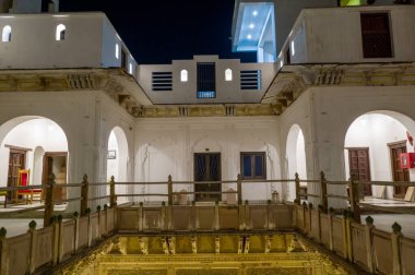 Prayagraj, Inde - 03: 21: 2024: Badi Kothi Oteli 'nin geceleri Asya, Hindistan' daki Prayagraj, Uttar Pradesh, Prayagraj 'da güneşli bir günde. .