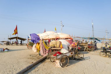 Prayagraj, Inde - 03: 21: 2024: Güneşli bir günde, Asya, Hindistan, Uttar Pradesh, Prayagraj 'daki Sangam Sahili' nin sahilindeki tezgahlar. .