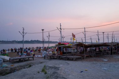 Prayagraj, Inde - 03: 20: 2024: Güneşli bir günde Sangam 'ın Asya, Hindistan, Uttar Pradesh, Prayagraj sahilindeki tezgahlar. .