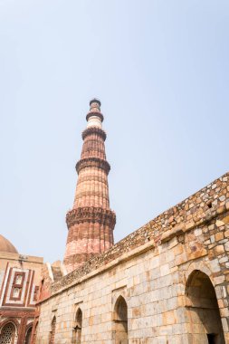 Delhi, Inde - 03: 30: 2024: İmam Zamin 'in Mezarı ve Kutub Minar, Delhi, Hindistan, Delhi, yaz mevsiminde, güneşli bir günde. .