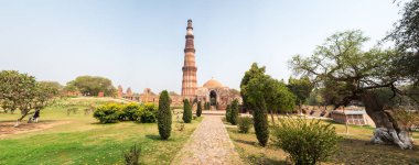 Delhi, Inde - 03: 30 2024: Alai Daewaza Gate ve Kutub Minar, Delhi, Hindistan, Delhi 'de güneşli bir günde yaz mevsimi. .