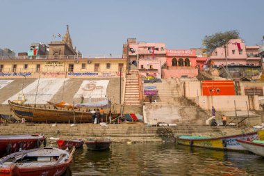 Varanasi, Inde - 03 19 2024: Manikarnika ghat, Asya, Hindistan, Uttar Pradesh, Varanasi 'de güneşli bir günde. .