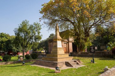 Lucknow, Inde - 03: 15 2024: Lucknow, Hindistan, Uttar Pradesh, Lucknow 'daki Aitken' s Residency Post, güneşli bir günde. .