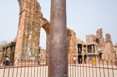 Delhi, Inde - 03: 30: 2024: Delhi, Hindistan, Delhi, Delhi 'deki Kutub Minar kompleksindeki demir sütun, güneşli bir günde. .