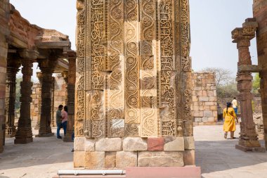 Delhi, Inde - 03: 30: 2024: Güneşli bir günde Delhi, Hindistan, Delhi, Delhi 'deki Kutub Minar kompleksinin detayları. .