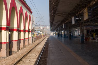 Tundla, Inde - 03: 15 2024: Tundla Junction tren istasyonu Asya, Hindistan, Uttar Pradesh, Tundla, yazın güneşli bir günde. .