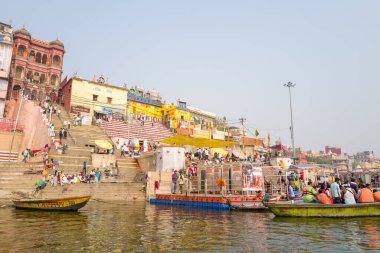 Varanasi, Inde - 03 19 2024: Janki ghat, Asya, Hindistan, Uttar Pradesh, Varanasi, yaz mevsiminde, güneşli bir günde. .
