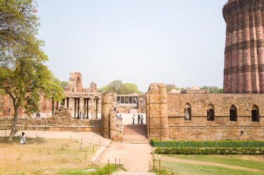 Delhi, Inde - 03: 30: 2024: Kutub Minar 'daki antik binalar, Asya, Hindistan, Delhi, Delhi, yaz aylarında, güneşli bir günde. .