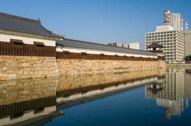 Hiroşima, Japon - 11 04 2024: Hiroşima 'daki kale duvarı, Japonya, Chugoku, Hiroşima, yazın güneşli bir günde. .