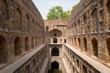 Delhi, Inde - 03: 29: 2024: Ugrasen ki Baoli stepwell, Delhi, Asya, Hindistan, Delhi, Delhi, yazın güneşli bir günde. .
