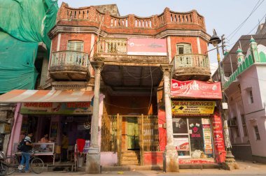 Varanasi, Inde - 03 18 2024: Asya, Hindistan, Uttar Pradesh, Varanasi 'de şehir merkezindeki eski ev, güneşli bir günde. .