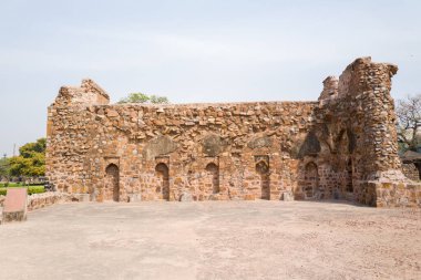 Delhi, Inde - 03: 29: 2024: Feroz Shah Kotla Fort, Asya, Hindistan, Delhi, Delhi 'de güneşli bir günde yaz mevsimi. .