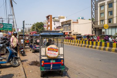 Mathura, Inde - 03: 13: 2024: Asya, Hindistan 'daki Mathura ana caddesi, Uttar Pradesh, Mathura, yazın güneşli bir günde. .