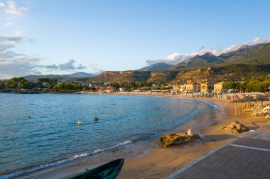 Stoupa, Grece - 09: 12: 2024: Stoupa Avrupa 'da, Yunanistan' da, Mora 'da, yazın, güneşli bir günde. .