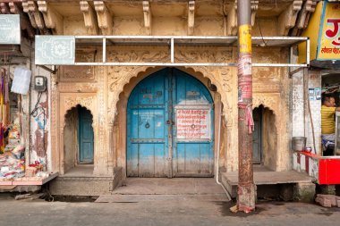 Mathura, Inde - 03: 13: 2024: Asya, Hindistan, Uttar Pradesh, Mathura 'da güneşli bir günde Mathura şehir merkezinde bir evin cephesi. .