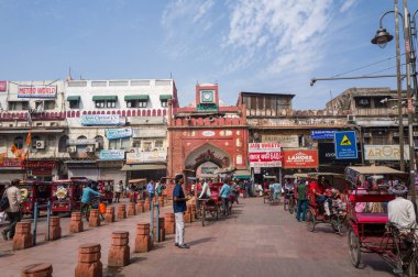 Delhi, Inde - 03: 29: 2024: Delhi 'deki Fatehpuri Mescid' in doğu girişi güneşli bir günde, Asya, Hindistan, Delhi, Delhi. .