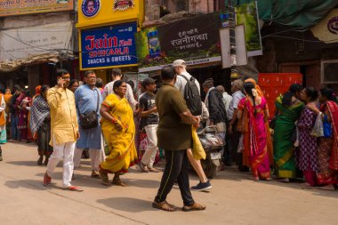 Varanasi, Inde - 03 18 2024: Asya, Hindistan 'daki Varanasi ana caddesi, Uttar Pradesh, Varanasi, yazın güneşli bir günde. .