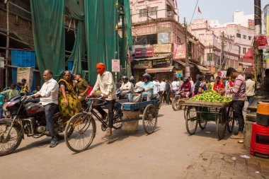 Varanasi, Inde - 03 18 2024: Asya, Hindistan 'daki Varanasi ana caddesi, Uttar Pradesh, Varanasi, yazın güneşli bir günde. .