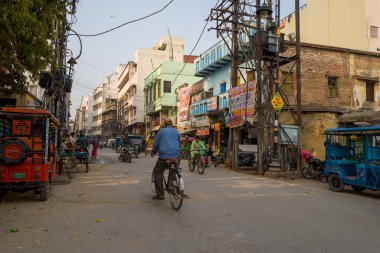 Varanasi, Inde - 03 18 2024: Varanasi şehir merkezindeki mağaza, Asya, Hindistan, Uttar Pradesh, Varanasi, yaz aylarında, güneşli bir günde. .