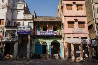 Delhi, Inde - 03: 29: 2024: Delhi 'deki eski şehir binaları, Asya, Hindistan, Delhi, Delhi, yaz mevsiminde, güneşli bir günde. .