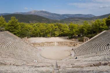 Epidaurus, Grece - 09 02 2024: Avrupa, Yunanistan ve Peloponnese 'deki Asclepius Sığınağı' ndaki Epidaurus Tiyatrosu, güneşli bir günde. .