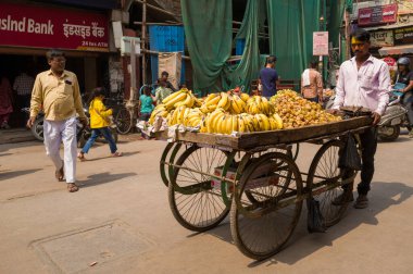 Varanasi, Inde - 03 18 2024: Asya, Hindistan, Varanasi şehir merkezindeki dükkan, Uttar Pradesh, Varanasi, yaz aylarında, güneşli bir günde. .