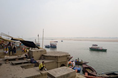 Varanasi, Inde - 03 18 2024: Varanasi 'deki Ganga ghat, Asya, Hindistan, Uttar Pradesh, Varanasi, yaz günü, güneşli bir günde. .