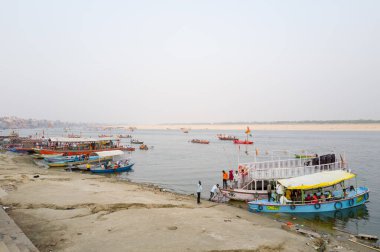 Varanasi, Inde - 03 18 2024: Varanasi, Hindistan, Uttar Pradesh, Varanasi 'de Maharaja Harishchandra Ghat, güneşli bir günde yaz mevsimi. .