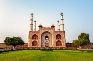 Agra, Inde - 03 12: 2024: Akbar 'ın mezarının girişi ve bahçesi Asya, Hindistan, Uttar Pradesh, Agra' da güneşli bir günde. .