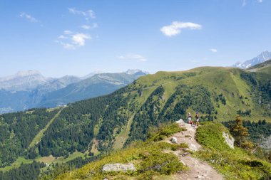 Saint Gervais les Bains, Fransa - 08: 24 2024: Güneşli bir günde Avrupa, Fransa, Auvergne Rhone Alpes, Haute Savoie dağları arasındaki yürüyüş yolu. .