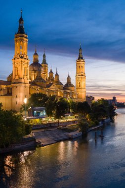 Zaragoza, Espagne - 05: 11: 2024: Güneşli bir günde, Zaragoza, İspanya, Aragon, Zaragoza 'da, günbatımında Sütunun Hanımefendisi ve Ebro Nehri Bazilikası. .