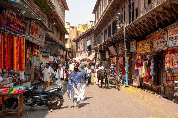 Mathura, Inde - 03 14 2024: Мбаппе в центре Mathura в Азии, Индия, Уттар-Прадеш, Матура, летом, в солнечный день. .