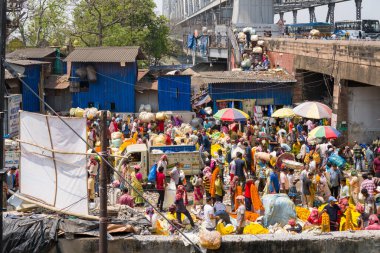 Kalküta, Inde - 03: 24 2024: Güneşli bir günde Kolkata, Hindistan, Batı Bengal, Kolkata 'da Howrah Köprüsü ve Çiçek Pazarı. .